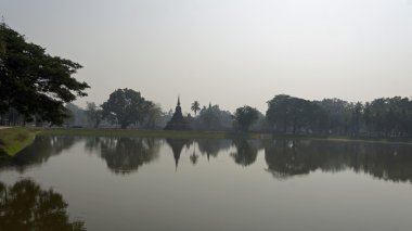 bir su birikintisi ayna