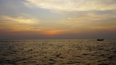 günbatımı longtailboat