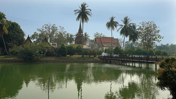 Rybník v sukhothai historický park — Stock fotografie