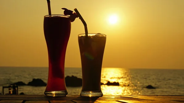 Cocktail en zonsondergang — Stockfoto