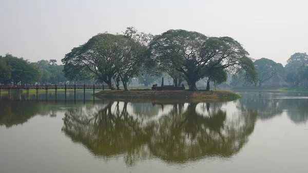 bir su birikintisi ayna