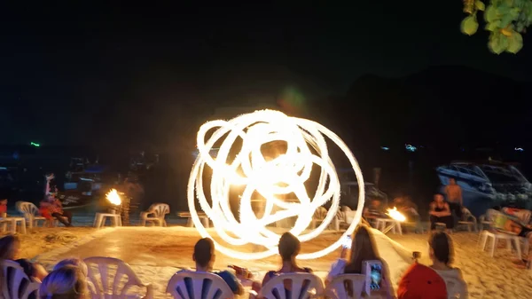 Fireshow na wyspie phi phi — Zdjęcie stockowe