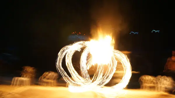 Feuershow auf der Insel Phi Phi — Stockfoto