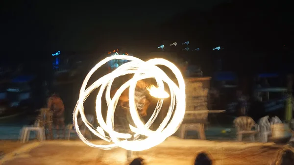 Feuershow auf der Insel Phi Phi — Stockfoto