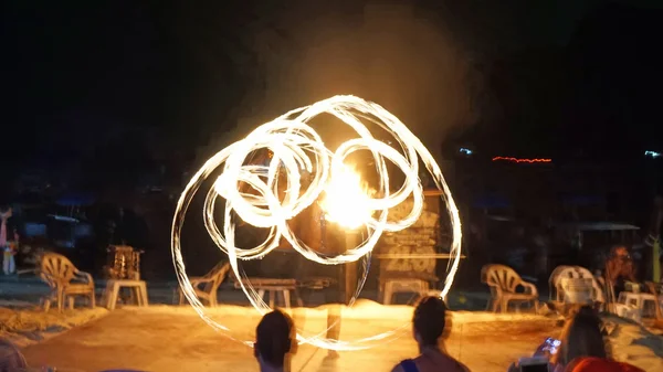 Feuershow auf der Insel Phi Phi — Stockfoto