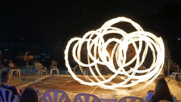 Fireshow på phi phi island — Stockfoto