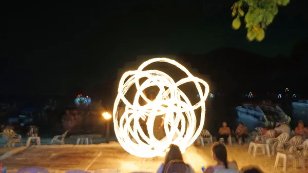 Fireshow på phi phi island — Stockfoto