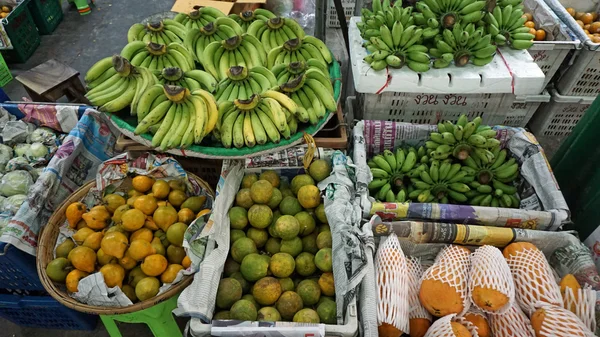 Süße Früchte vom Wochenmarkt — Stockfoto