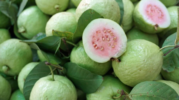 Zoete vruchten uit straatmarkt — Stockfoto