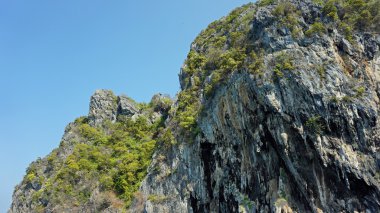 kireçtaşı kayalıklar thailands sahil '