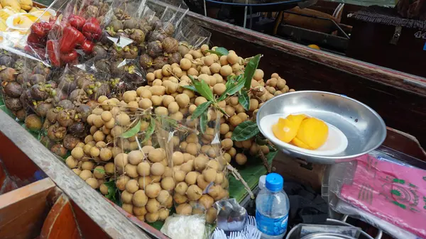 Mercado flotante de Damnoen Saduak —  Fotos de Stock