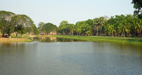 Vijver in sukhothai historische park — Stockfoto