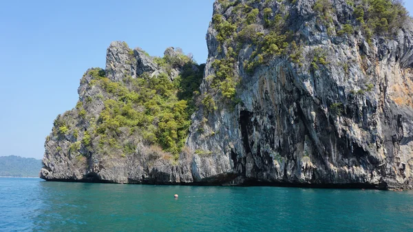 Rochas calcárias na costa dos thailands — Fotografia de Stock
