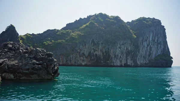 Kalksteinfelsen an der thailändischen Küste — Stockfoto