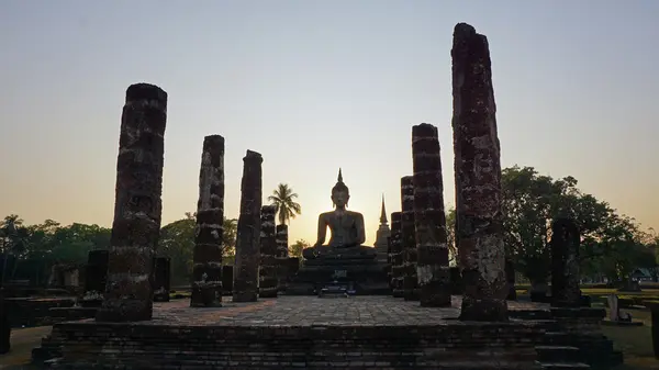 Buddha statue in skuhothai — Stock Photo, Image