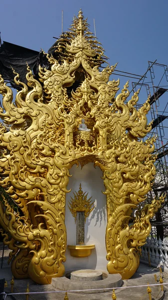 Templo branco perto de chiang mai na Tailândia — Fotografia de Stock