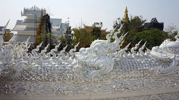 Templo branco perto de chiang mai na Tailândia — Fotografia de Stock