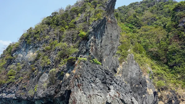 Vápencové skály na pobřeží thailands — Stock fotografie