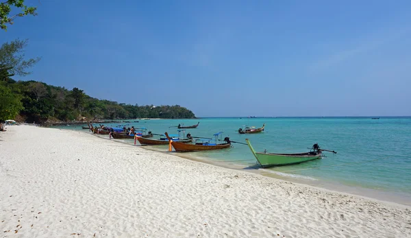 Длинный пляж на острове Пхи Пхи — стоковое фото