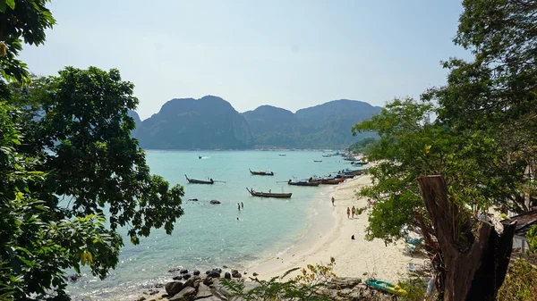 Larga playa en ko phi phi isla — Foto de Stock