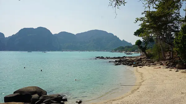 Larga playa en ko phi phi isla — Foto de Stock