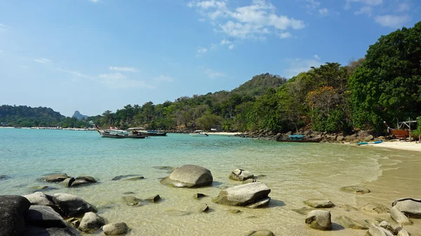 Larga playa en ko phi phi isla — Foto de Stock