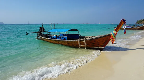Long beach on ko phi phi island — Stock Photo, Image