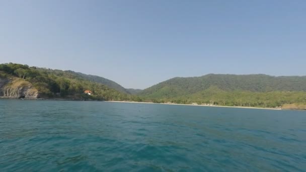 Costa tropical de la isla ko lanta en Tailandia — Vídeo de stock