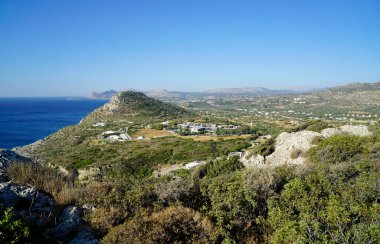 Rhodes Adası 'ndaki Faliraki yakınlarındaki sahil şeridine bakınız.