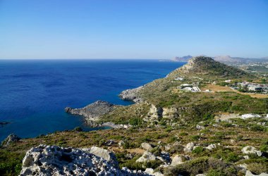 Rhodes Adası 'ndaki Faliraki yakınlarındaki sahil şeridine bakınız.