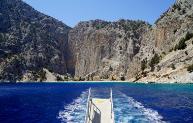 Yunan bayrağı bir adada rüzgarda