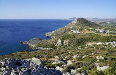 Rhodes Adası 'ndaki Faliraki yakınlarındaki sahil şeridine bakınız.
