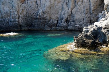 Rhodes adasının kıyısındaki berrak okyanus