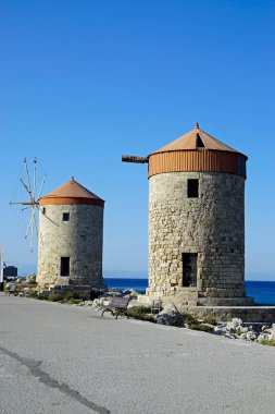                                                Mandraki Limanı 'ndaki yel değirmeni, Rhodes Adası, Yunanistan              