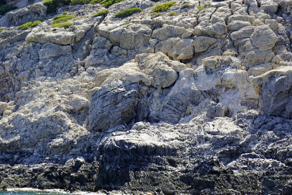 Rhodes adasının kıyısındaki berrak okyanus