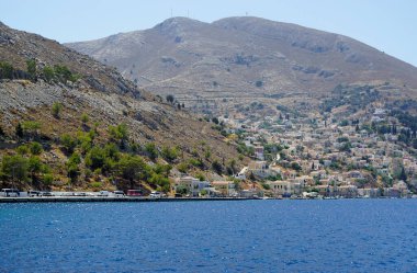 Yunanistan 'da Symi Adası' nın küçük limanı