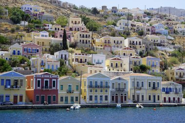 Yunanistan 'da Symi Adası' nın küçük limanı