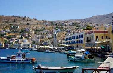 Yunanistan 'da Symi Adası' nın küçük limanı