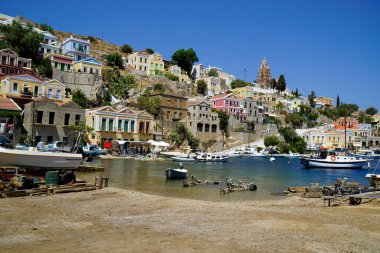 Yunanistan 'da Symi Adası' nın küçük limanı