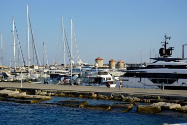 Rhodes Adası 'ndaki Mandraki Limanı' ndaki eski kale. 