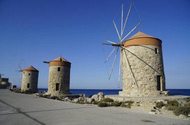         Mandraki Rhodes Limanı 'nda yel değirmeni                       