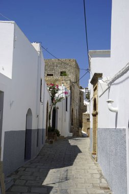 Yunanistan 'ın Rodos Adası' ndaki dar Lindos sokakları