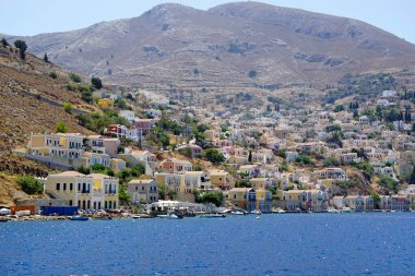 Yunanistan 'da Symi Adası' nın küçük limanı