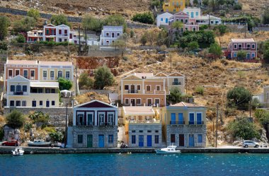 Yunanistan 'da Symi Adası' nın küçük limanı