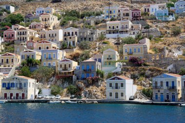 Yunanistan 'da Symi Adası' nın küçük limanı