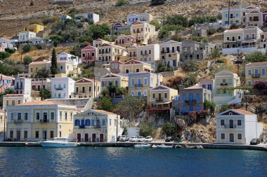 Yunanistan 'da Symi Adası' nın küçük limanı