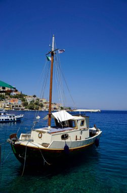 Yunanistan 'daki Symi Adası Limanı' nda küçük bir tekne.