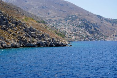 Rhodes Adası 'nın kıyısındaki deniz ve kayalar