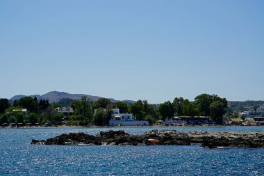 Güneşli bir günde Faliraki 'nin manzaralı kıyıları