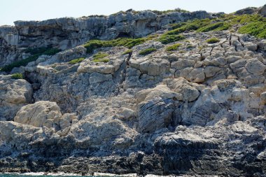 Rhodes adasının kıyısındaki berrak okyanus